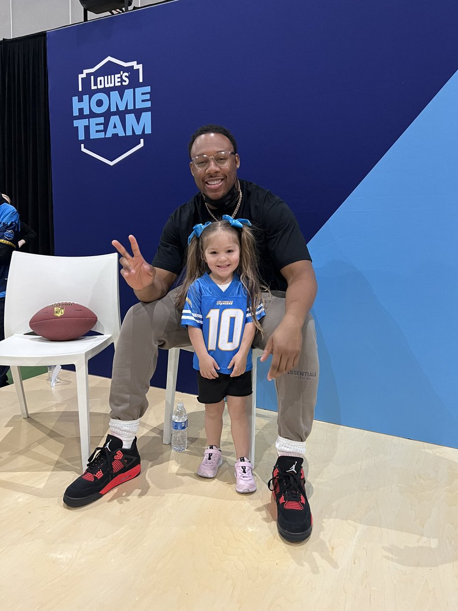 TJMCINTURFF's tweet photo. @UchennaN_42 Sad, but happy for you You were so nice to my daughter Iyla and I. I will always remember that Chiefs game sitting with my Dad watching you dominate! It was his first game and his last as the dementia has worsened. TY for being such a positive role model. Hope you kept my address https://t.co/ZsZLdqm8eA