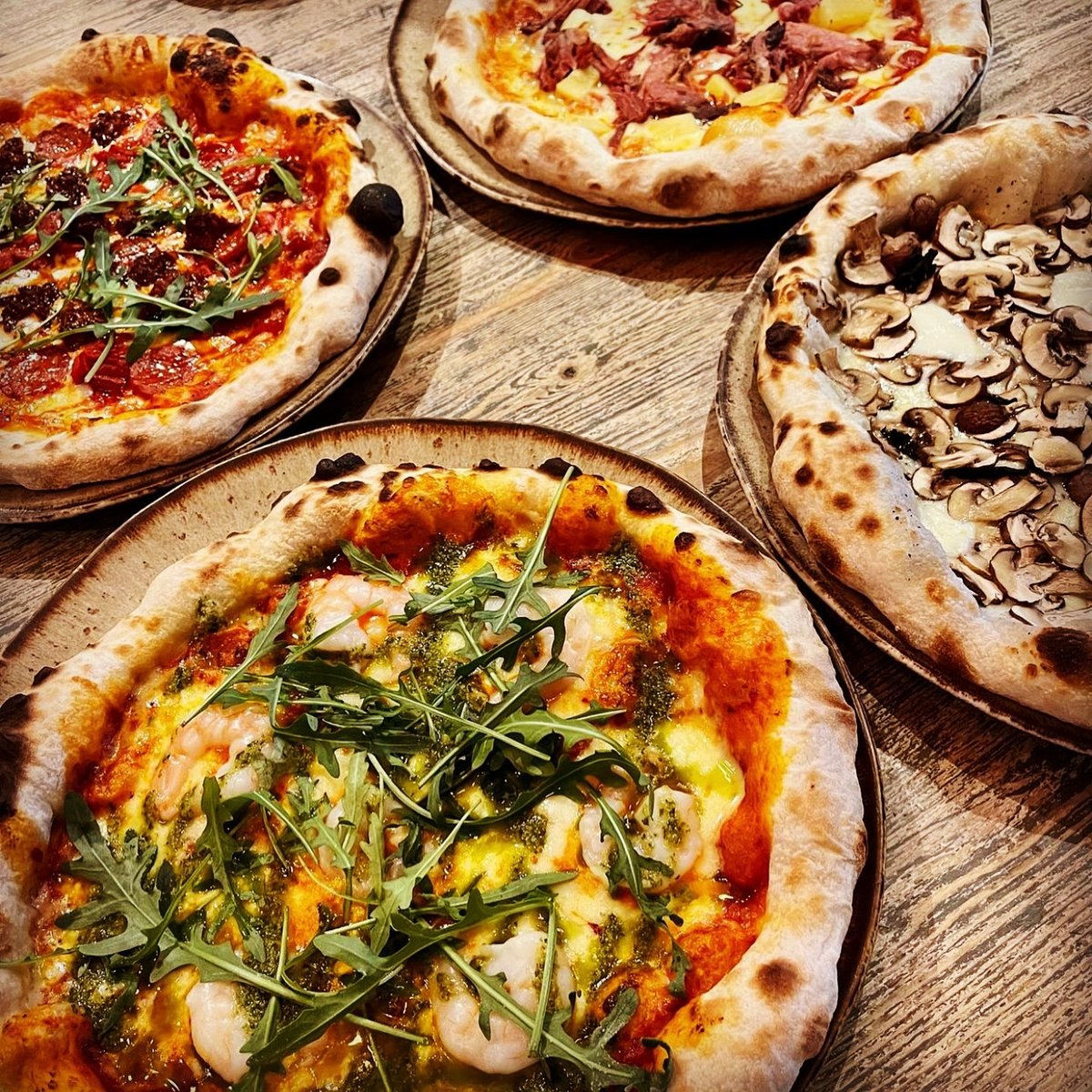 Here for a pizza the action?! 🍕✨ . #Cheltenhamraces are in full swing, which means it’s suits, sports 🐎, sippers 🍸 and slices here in the Cotswolds. . @threecoursesisters
