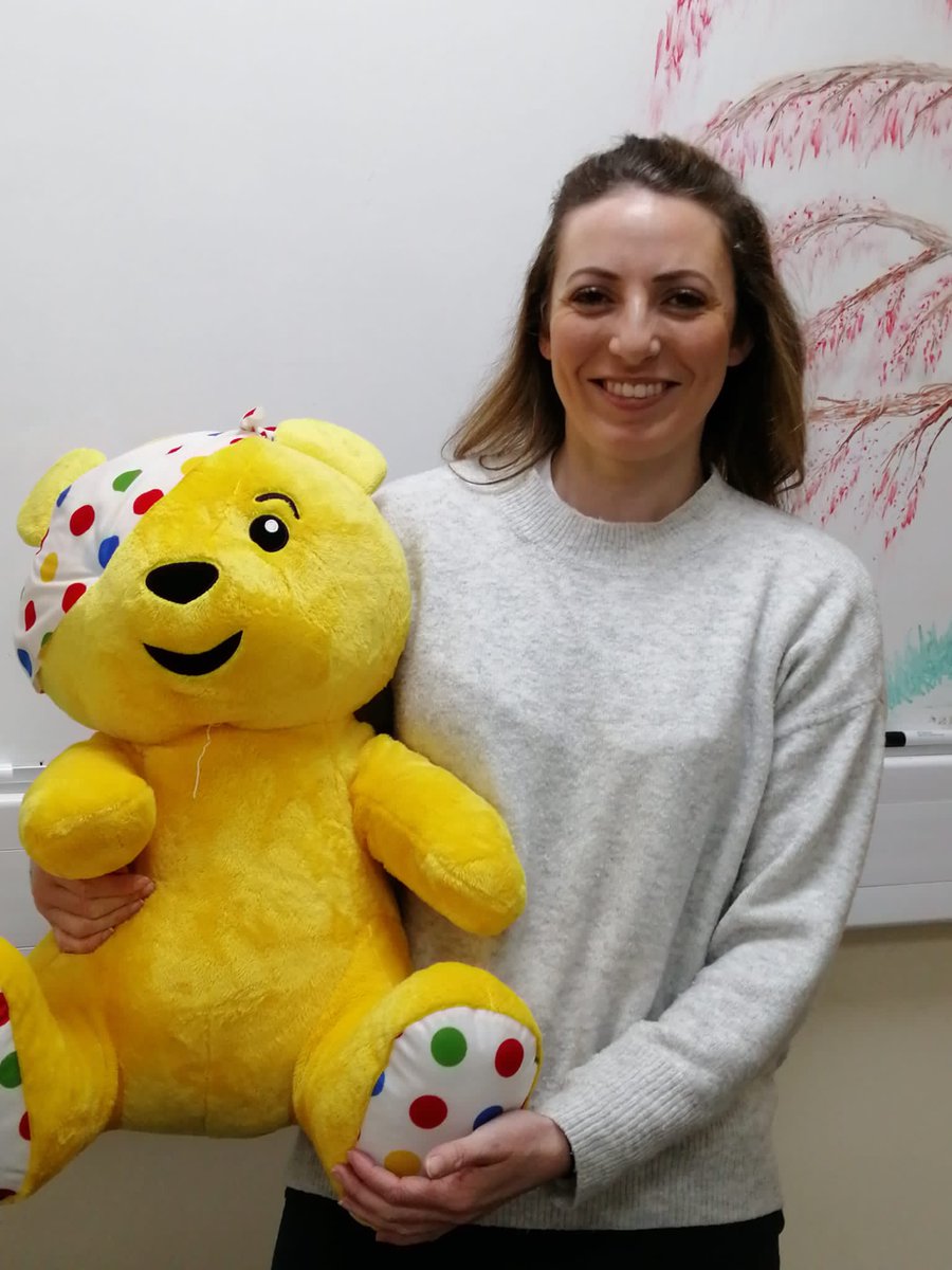 SuttonCarers's tweet photo. Next stop, @overtongrangesc. Here, Julia met teacher, Emily Cotter who pledged: "To help #YoungCarers feel less isolated, I pledge to ask all students who come to reception how they are." #YoungCarersActionDay #TakingActiononIsolation #StoriesNotStatistics #YCAD #SuttonCarers https://t.co/CQanZmjngs