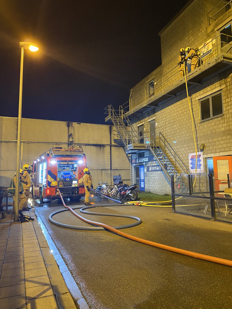Niet alleen overdag, maar ook in de avond gaat het opleiden en oefenen gewoon door! Vanavond realistisch oefenen met post Brandwijk van de <a href="/VRZHZ/">Veiligheidsregio Zuid-Holland Zuid</a>, manschap 33 van <a href="/Vakbekwaam_ZHZ/">Vakbekwaamheid BrandweerZHZ</a> en een opleiding van <a href="/H2KSchiedam/">H2K Vlaardingen</a> #vakbekwaamworden #vakbekwaamblijven
