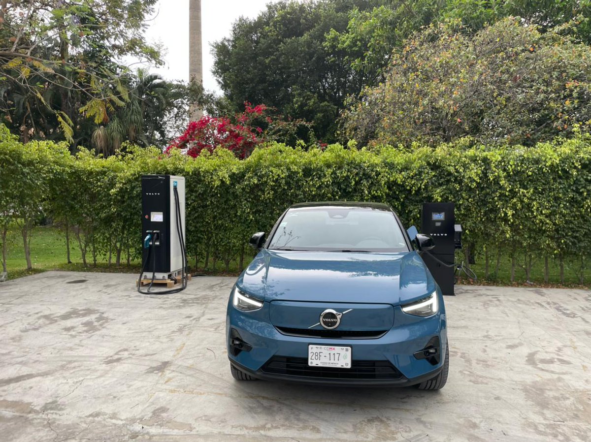 edrive_mx's tweet photo. En un evento llevado a cabo en CDMX, Puebla y Morelos, Volvo dio a conocer su nuevo modelo 100% eléctrico #VolvoC40Recharge. Para este evento E-DRIVE colaboró con la marca para instalar cargadores de hasta 150 kW. El nuevo EV de @volvocars terminó su carga en 40 min. aprox. https://t.co/fiasBzG0br