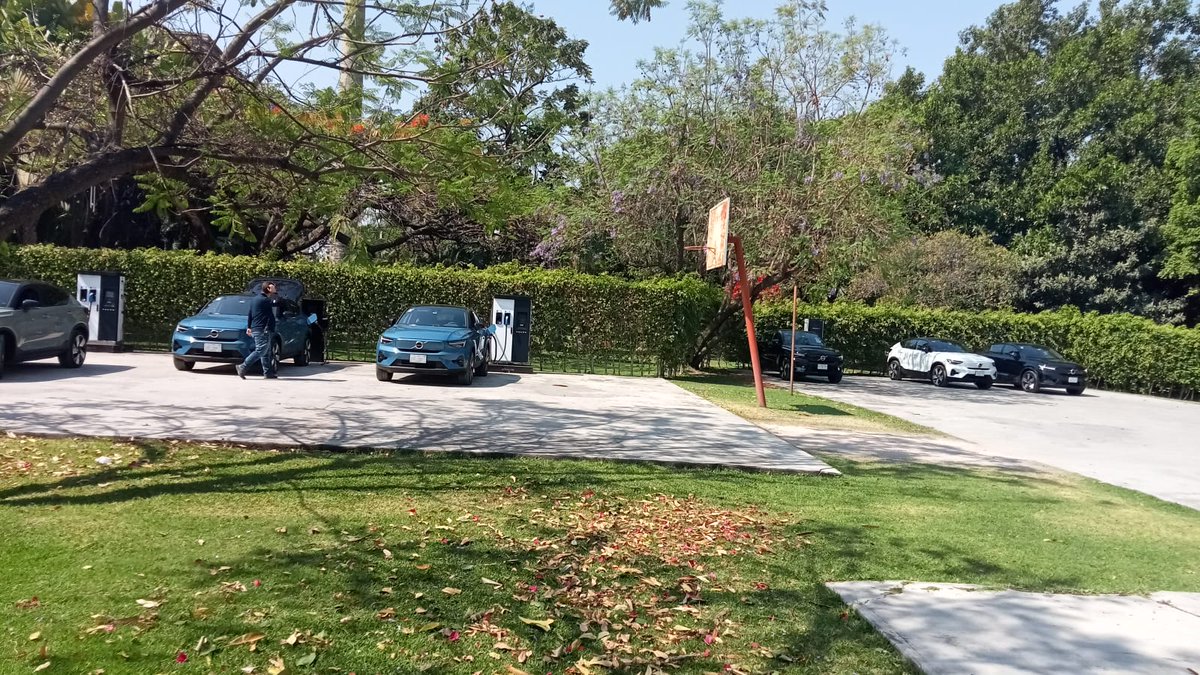 edrive_mx's tweet photo. En un evento llevado a cabo en CDMX, Puebla y Morelos, Volvo dio a conocer su nuevo modelo 100% eléctrico #VolvoC40Recharge. Para este evento E-DRIVE colaboró con la marca para instalar cargadores de hasta 150 kW. El nuevo EV de @volvocars terminó su carga en 40 min. aprox. https://t.co/fiasBzG0br