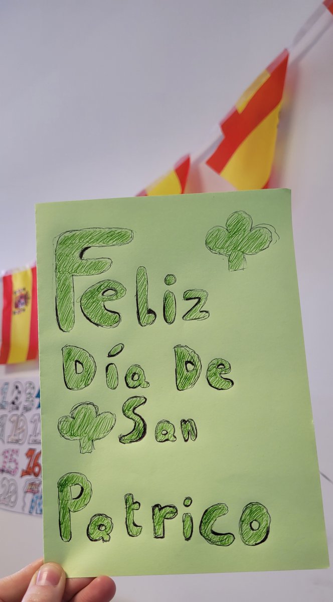 PNTspanish's tweet photo. Feliz día de San Patricio. Happy St Patrick's day from the departamento de español ☘️ 🇪🇸 @Trionoide https://t.co/19zFuuilzn