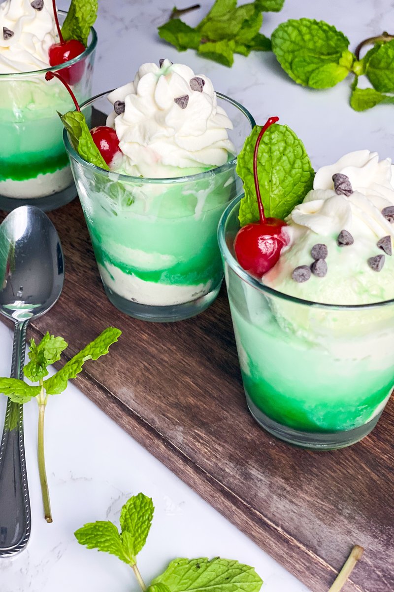 BringOnTheSpice's tweet photo. Have 7 minutes? Then you're all set for our BOOZY Creme De Menthe Parfait for Saint Patrick's Day!!😋 #RecipeOfTheDay #SaintPatricksDay #StPatricksDay #green #desserts 
https://t.co/YCmjgmo0Uc https://t.co/9jkc86CrNA
