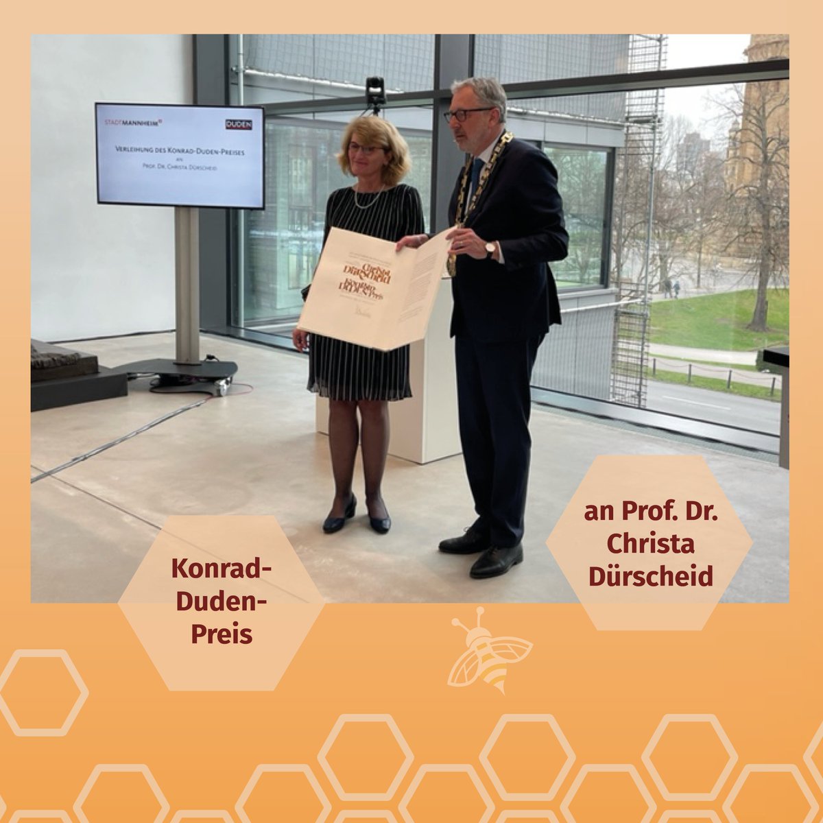 IDS_Mannheim's tweet photo. Heute wurde der Konrad-Duden-Preis 2020 der Stadt @mannheim_de &amp; des @Dudenverlag|s an Prof. Dr. Christa Dürscheid (@CDuerscheid) verliehen. Wir gratulieren herzlich!
Pandemiebedingt fand die Verleihung mit einjähriger Verspätung statt &amp; wurde im Rahmen der #IDSJT22 gestreamt. https://t.co/JLpJjNrI5L