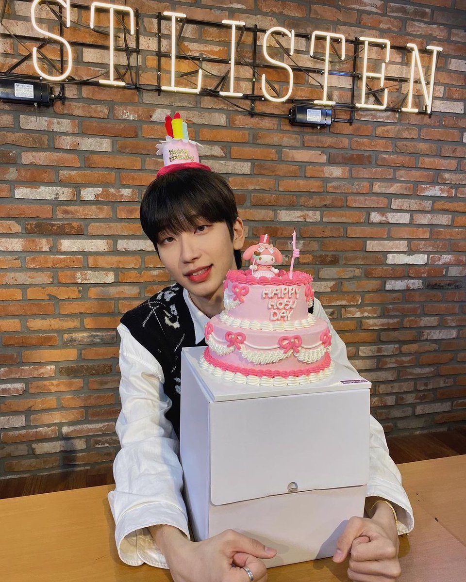 [🖤] 16.03.22

HAPPY HOSU DAY🐰🤍

#BLACKLEVEL #블랙레벨
#HOSU #호수
#Happy_Hosu_Day

🔗instagram.com/p/CbKnSzwJVOZ/
🔗instagram.com/p/CbKnUsOJFSb/
🔗instagram.com/p/CbKnXUGphAp/