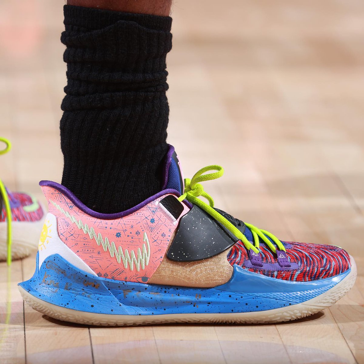 nba_kicks's tweet photo. Solo una semana despues, tuvo un partido de 60 puntos con 41 solo al medio tiempo...

Y adivinen que? como la otra vez, con unas Kyrie 3 Low en su pies

Kyrie Kyrie Low 3 a menace. https://t.co/fODaxExtce