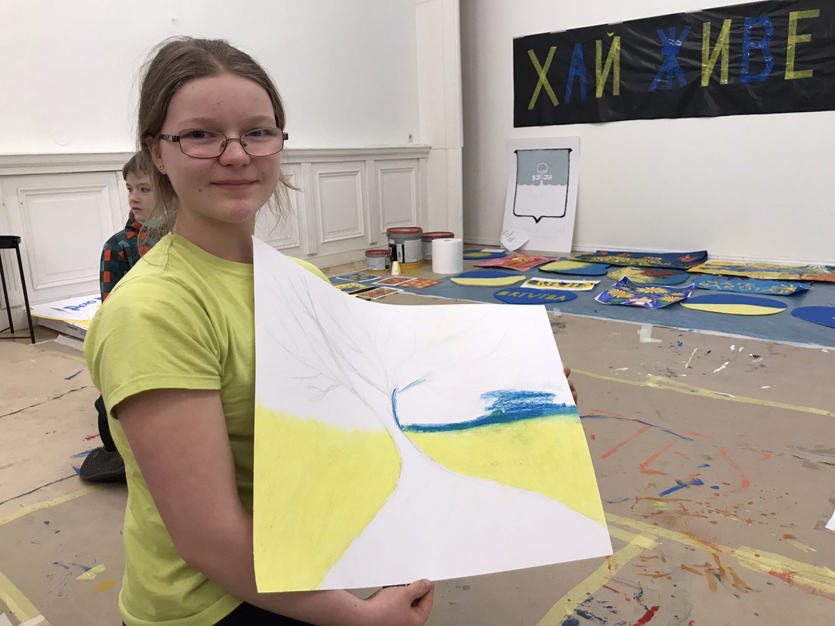 « Ensemble contre #Poutine » dit cette banderole le long du musée d’histoire de la médecine de #Riga. «J’ai retourné ces panneaux insultants», m’a dit une Russe (hors photo) qui vit en #Lettonie depuis 38 ans. Elle veut quitter le pays qui «véhicule de la propagande occidentale »