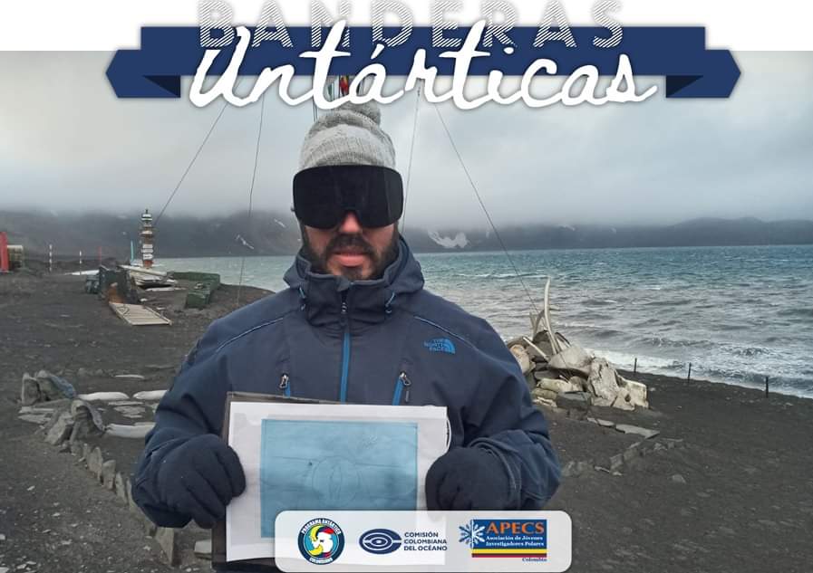 ApecsColombia's tweet photo. David Tovar nos saluda desde Antártica sosteniendo la Bandera de Daniel Esteban Tibocha grado 901 #Colegio San José Sur Oriental los #docentes Norma Moreno, @luisfersua  y @eusoulaura16 apoyan esta #iniciativa #pedagógica que busca crear una identidad de Colombia con Antártica🇦🇶 https://t.co/c6uTNZnUKX