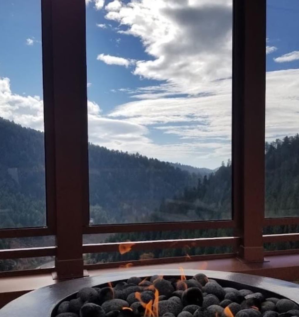 monarchcasino's tweet photo. Missing that sunny summer weather today. #MonarchCasinoResortSpa #Throwback #RooftoopPool #RooftopBar #MountainViews #SpaMonarch #BetonFun https://t.co/GfLbVrIcoS