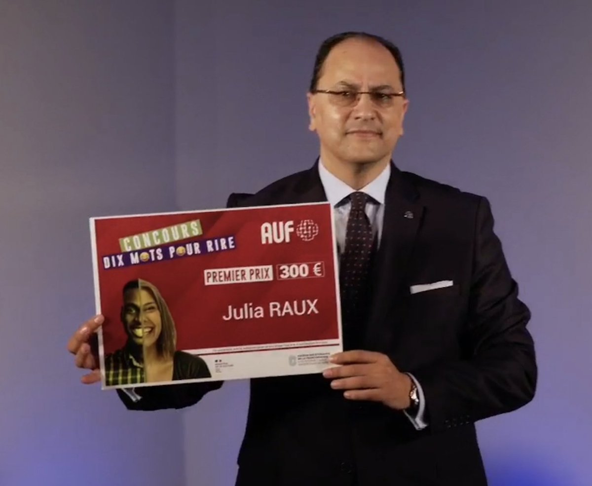 auf_org's tweet photo. Le nom de la lauréate classée première au concours "Dix mots pour rire est dévoilé ! Prof.@SlimKhalbous, Recteur de l'@auf_org remet à Julia RAUX le 1er prix🥇de cette compétition humoristique en partenariat avec @languesFR La soirée se clôture avec une dernière photo de groupe📸 https://t.co/6mDhixY0EC