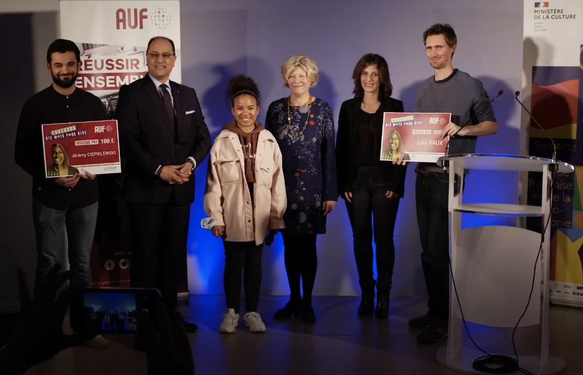 auf_org's tweet photo. Le nom de la lauréate classée première au concours "Dix mots pour rire est dévoilé ! Prof.@SlimKhalbous, Recteur de l'@auf_org remet à Julia RAUX le 1er prix🥇de cette compétition humoristique en partenariat avec @languesFR La soirée se clôture avec une dernière photo de groupe📸 https://t.co/6mDhixY0EC