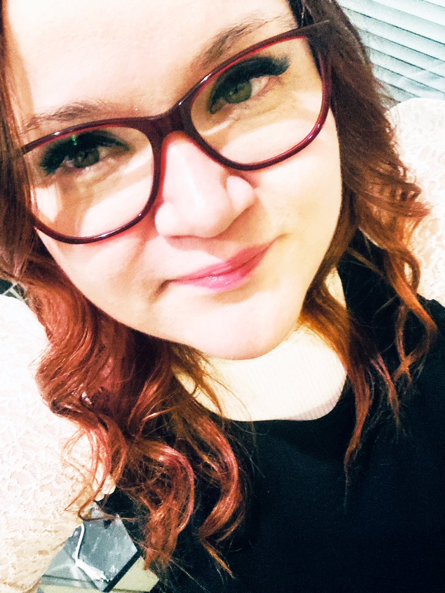 taija_myyra's tweet photo. Kiitos silmälasien valinta-avusta. Tässä toiset laseista. #rillit #nörtittytöt #punaset https://t.co/Nx85N7l7aH