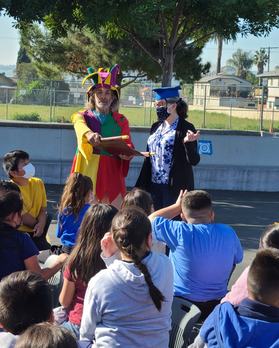 PomonaUnified's tweet photo. Our @LopezPUSD #Huskies are engaged with our #edutainers! Teachers go the extra mile to read, dress up and perform to our scholars during our #MusicCenter assembly! #ourteachersare”awesome” #proud2bepusd https://t.co/Y0Wh7YOqX8