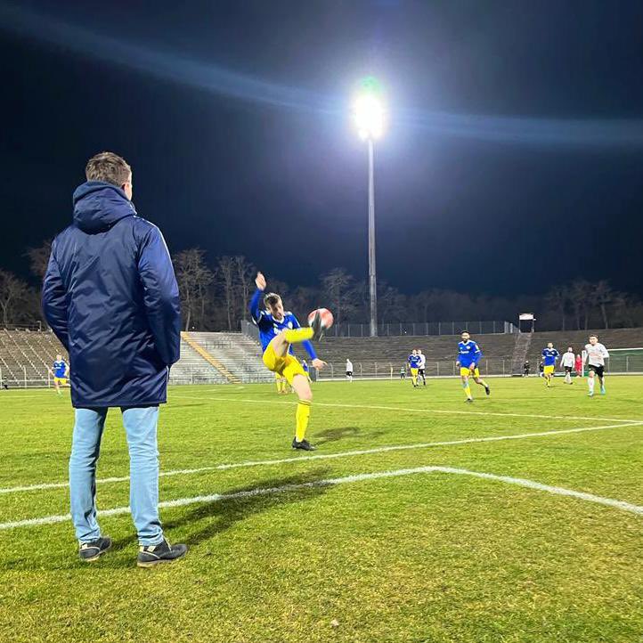 fkpirmasens's tweet photo. Schlusspfiff! #DieKlub steht im #Pokalfinale des @SWFVonline! Durch ein Tor von Yannick Grieß hat sich unsere Mannschaft 1:0 beim Oberligisten FC Arminia #Ludwigshafen durchgesetzt. Glückwunsch, Jungs! #FCAFKP #Pirmasens #SWFV #Pokal #Fussballkulturerbe #fkpirmasens https://t.co/8Xi7LpRTDK