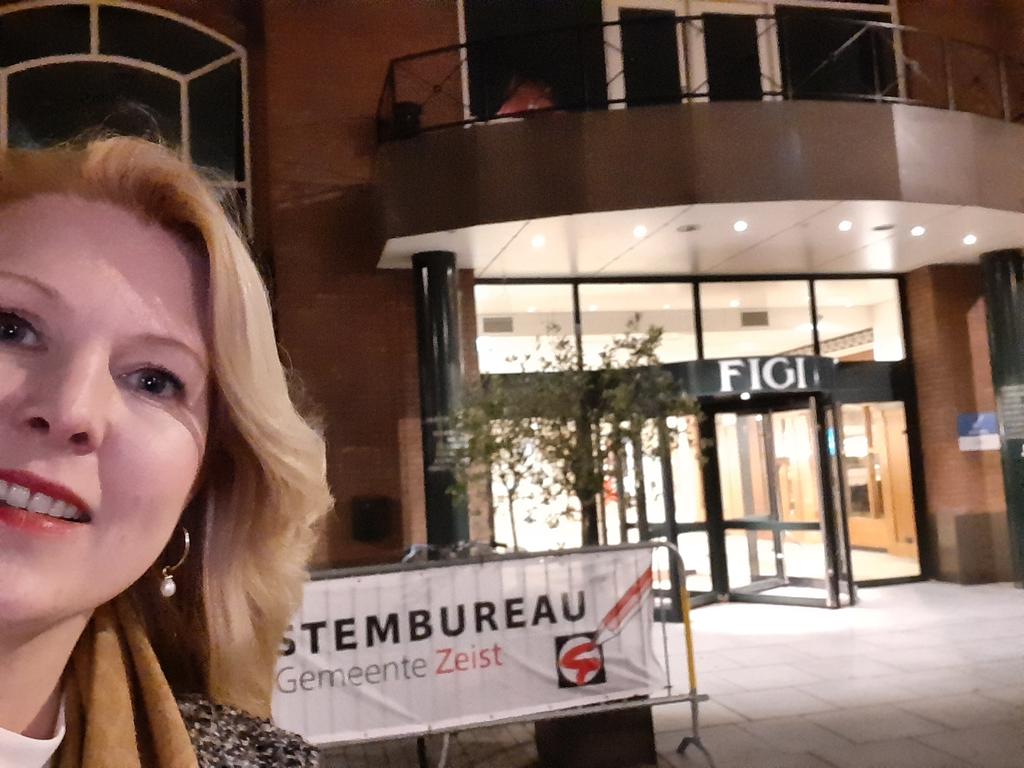 MaaikeKooistra's tweet photo. Vanuit hotel theater Figi in #Zeist meld ik me vanavond voor @redactieadun over #GR2022 in Zeist, #DenDolder #Austerlitz #HuisterHeide en #BoschenDuin. https://t.co/J09YR1MyOU