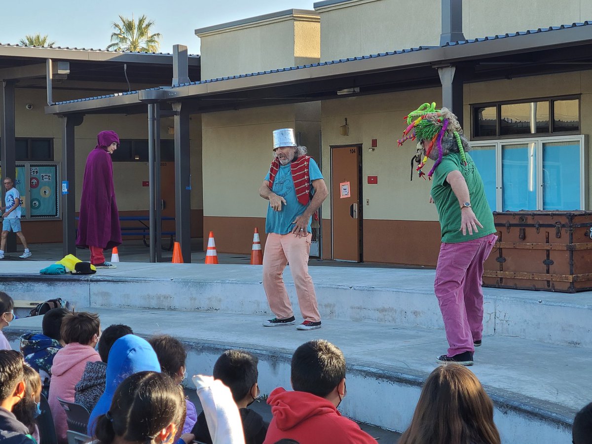 PomonaUnified's tweet photo. Our @LopezPUSD #Huskies are engaged with our #edutainers! Teachers go the extra mile to read, dress up and perform to our scholars during our #MusicCenter assembly! #ourteachersare”awesome” #proud2bepusd https://t.co/aBlW5ws4Tt