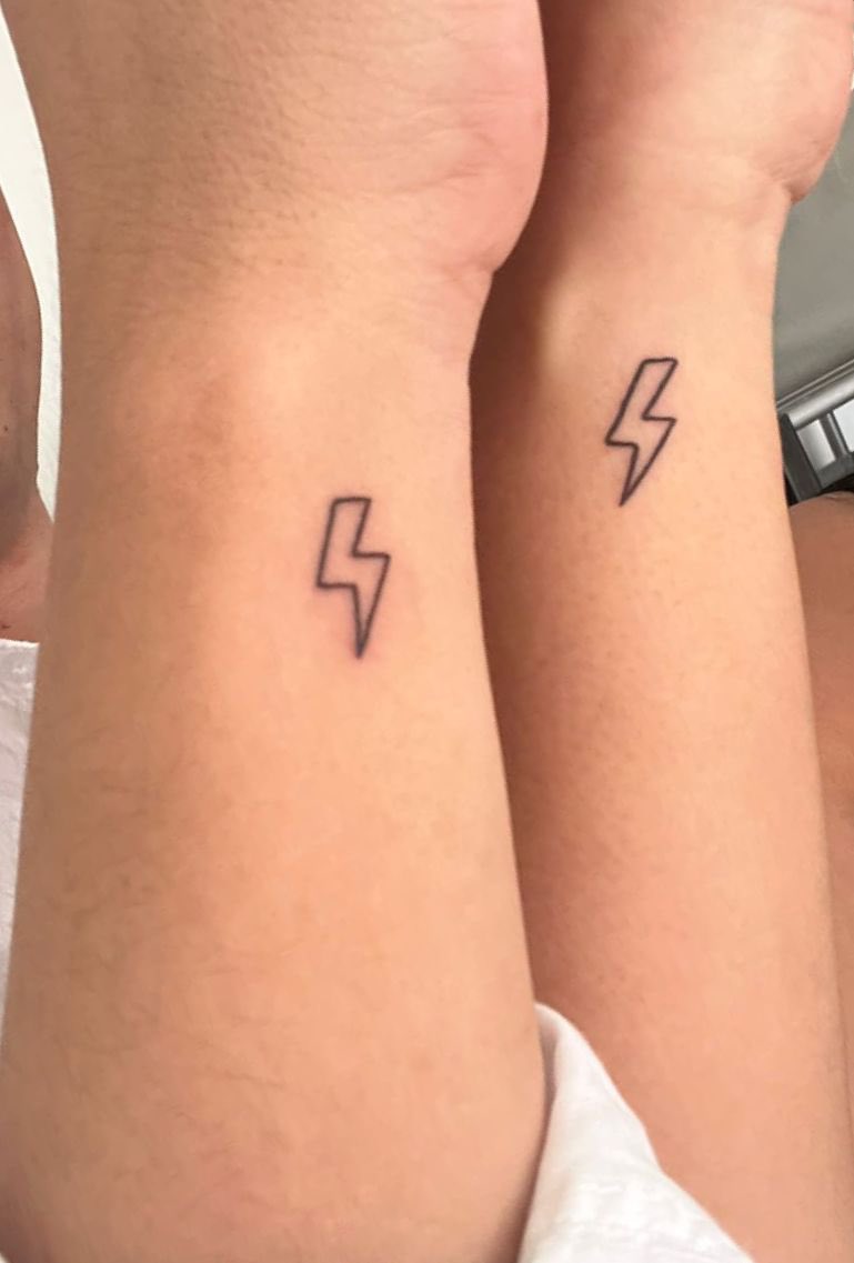 Itzelnsantos's tweet photo. Mi mejor amigo y yo nos hicimos un tatuaje juntos, porque ya sabemos que testigos de boda, bautizarnos a un hijo o algo de esas cosas del diablo no se nos va a dar 😂😂😂😂😂 https://t.co/uQNhQQLD9P