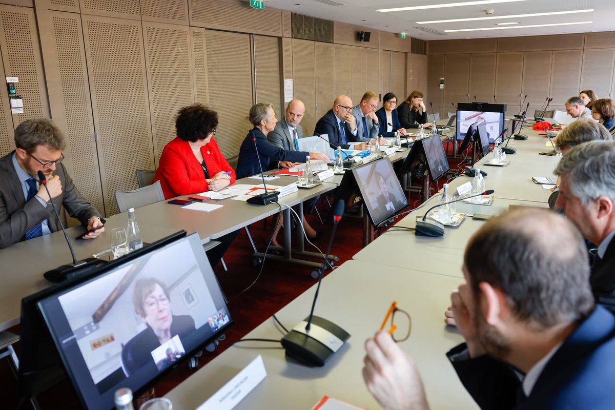 (2/4) 👩‍💼🧑‍💼Un comité composé de 6 personnalités qualifiées, issues des mondes industriels, scientifiques &amp; pédagogiques:
<a href="/sophieviger/">sophieviger</a>
<a href="/SuzanneBerger/">Suzanne Berger</a>
#JeanMarcGAMBAUDO, ex-Président <a href="/Univ_CotedAzur/">Université Côte d'Azur</a>
<a href="/AlainCadix/">Alain CADIX</a>
#AntoineFREROT <a href="/Veolia/">Veolia</a>
#AntoineHUBERT <a href="/Ynsect/">Ÿnsect</a>

➕gouvernement.fr/france-2030-je…