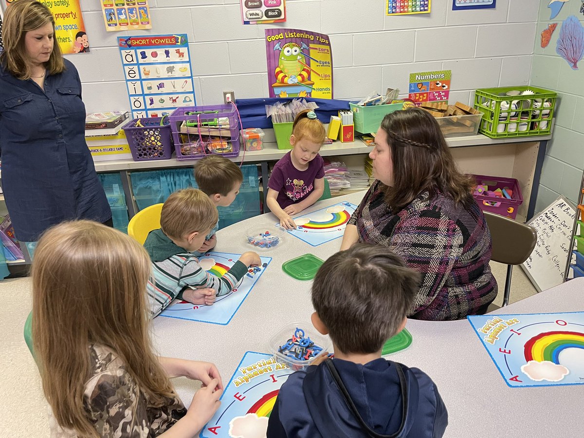 angelarich2016's tweet photo. Alphabet arcs galore part 1 @HCSLionPride #HCSSLI Touch &amp; name, making words, writing sentences, chaining, vowels, tapping sounds… @LeahEpperson @DrAmyJones @Alabama_Reading @AlabamaAchieves https://t.co/JQwrQT5Ev4