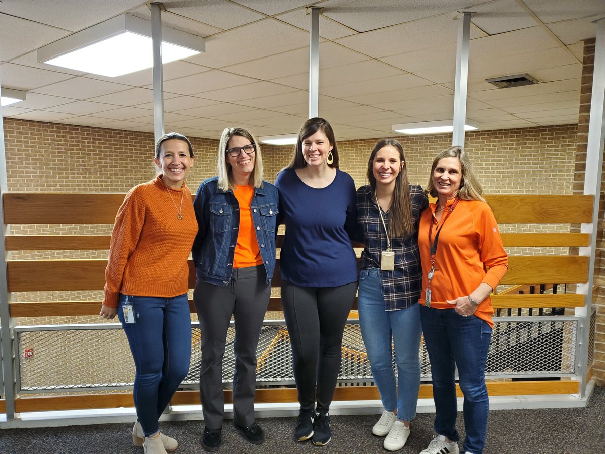 dparker_s's tweet photo. John Diemer Elementary staff sending our love and thoughts to Olathe East!  🧡💙#0neOlatheFamily @theSMSD @vluhrs https://t.co/viX2USTZ9h