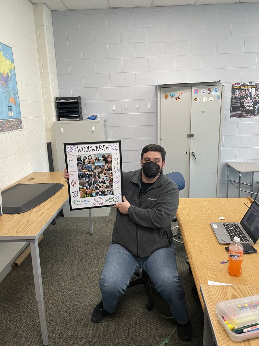 KHSKEYC's tweet photo. Key Club members present a goodbye gift to their advisor who has been their club advisor for the past couple years! If you are interested in becoming advisor for this great service club then please contact Mrs.Behrend! @KHSCDPrincipal @KnightdaleHS https://t.co/puIW9l7ZRb