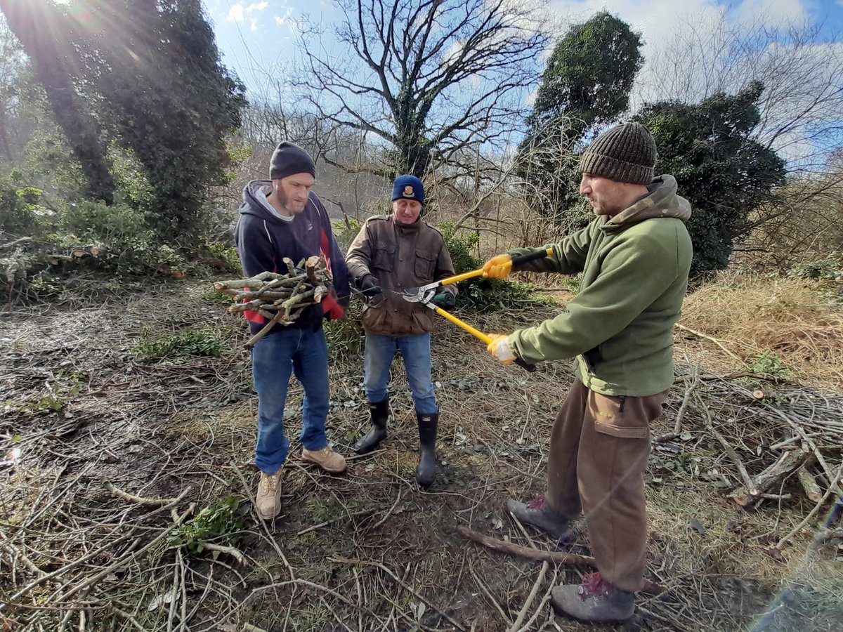 HMWTBadger's tweet photo. Thanks to the help of @FoStockersLake and British Airways Club Angling Society for helping us make brash bundles with biodegradable twine and installing them around some of the fishing swims at Stocker's Lake. @AffinityWater #Conservation https://t.co/dwAkz3TV7P