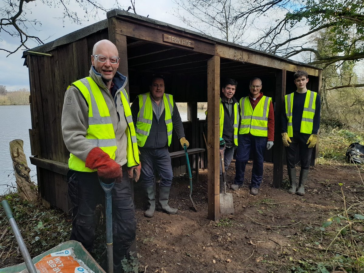 HMWTBadger's tweet photo. Thanks to the help of @FoStockersLake and British Airways Club Angling Society for helping us make brash bundles with biodegradable twine and installing them around some of the fishing swims at Stocker's Lake. @AffinityWater #Conservation https://t.co/dwAkz3TV7P