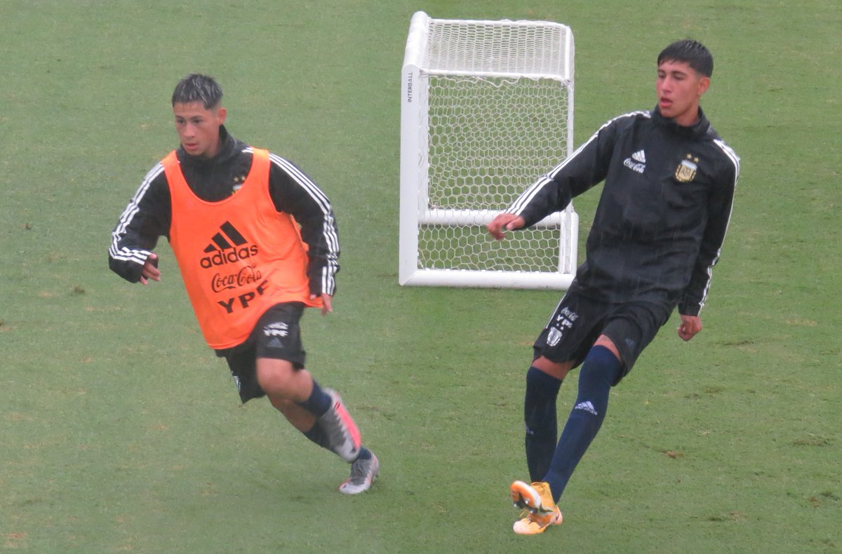 Argentina's tweet photo. #Sub17 ¡La lluvia no detiene la actividad albiceleste! 🌧💪

🇦🇷 El selectivo nacional completó su última sesión de la semana ✔

📝 https://t.co/A8PZgzJXTu https://t.co/butqtGcPxS