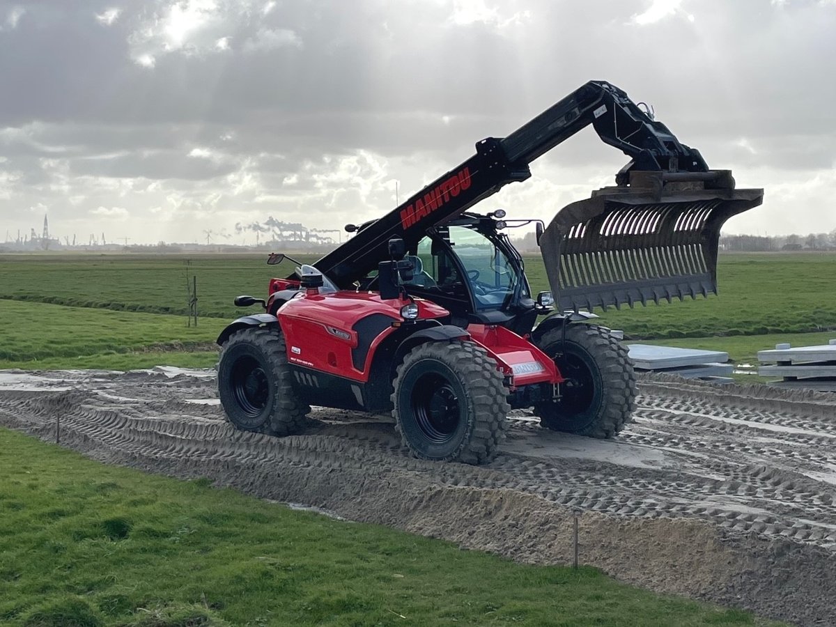vmsverreiker's tweet photo. Onlangs deze sterke en stoere Manitou MLT 737-130 PS+ afgeleverd bij een zeer trouwe @Manitou-rijder. Wij als VMS-team willen Jaap en Adrie bedanken voor de aankoop en ook voor de prettige omgang tijdens het aankooptraject. Zie ook https://t.co/crAm7GkG0d https://t.co/nP9SKhlR80