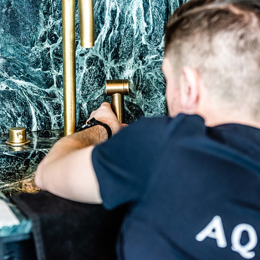 axxi_be's tweet photo. De vakmannen van onze klant AQUALEX in volle actie op ons nieuw kantoor. Drinkwatersystemen voorzien zodat onze medewerkers en klanten kunnen genieten van een lekker, verfrissend glaasje water 💧! #axxi #aqualex #water #accounting https://t.co/JhWyLHy0PY