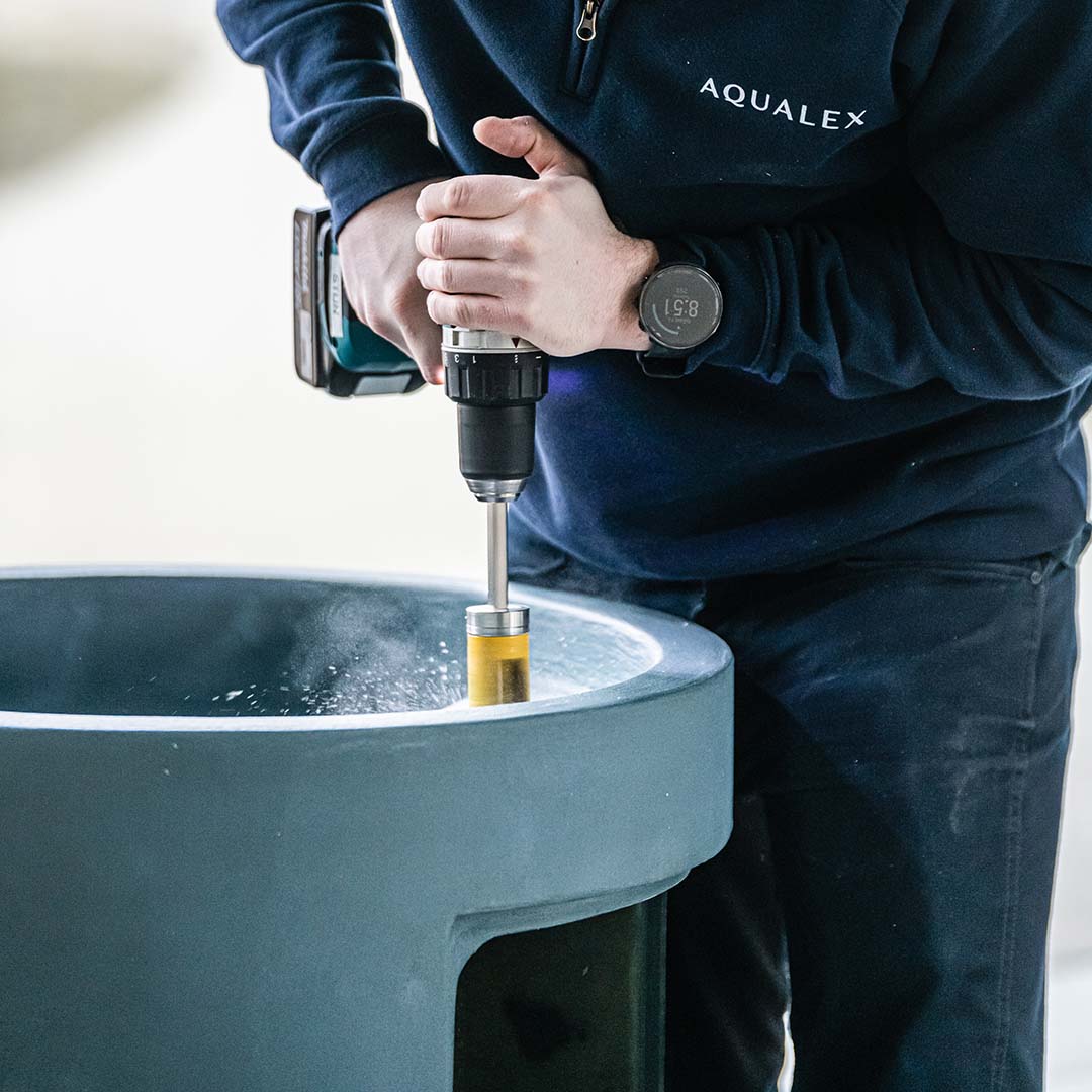 axxi_be's tweet photo. De vakmannen van onze klant AQUALEX in volle actie op ons nieuw kantoor. Drinkwatersystemen voorzien zodat onze medewerkers en klanten kunnen genieten van een lekker, verfrissend glaasje water 💧! #axxi #aqualex #water #accounting https://t.co/JhWyLHy0PY
