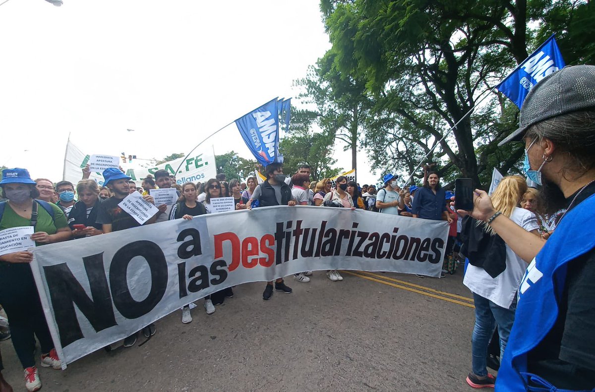 educenlucha's tweet photo. 📣¡HOY MARCHAMOS!

Seguimos luchando por la restitución de nuestros derechos.
#educaciónenlucha 
#noalasdestitularizaciones https://t.co/ESDWFF25c3