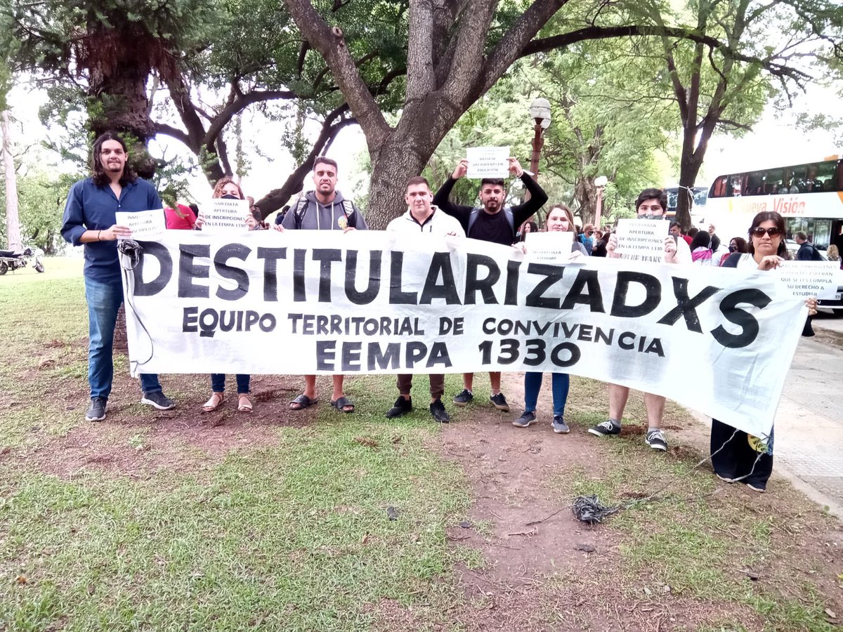 📣¡HOY MARCHAMOS!

Seguimos luchando por la restitución de nuestros derechos.
#educaciónenlucha 
#noalasdestitularizaciones