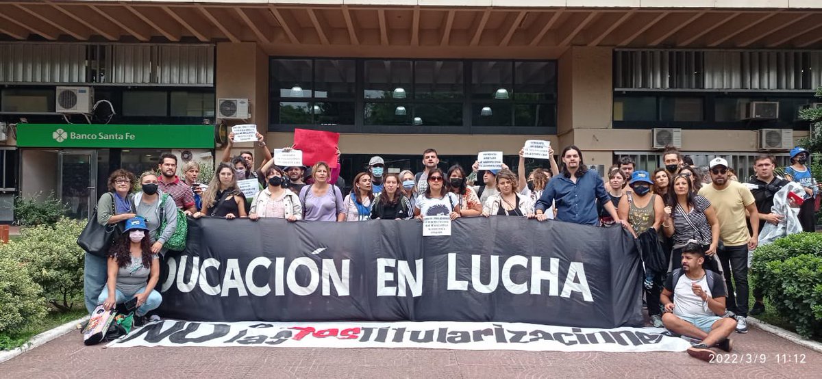 educenlucha's tweet photo. 📣¡HOY MARCHAMOS!

Seguimos luchando por la restitución de nuestros derechos.
#educaciónenlucha 
#noalasdestitularizaciones https://t.co/ESDWFF25c3