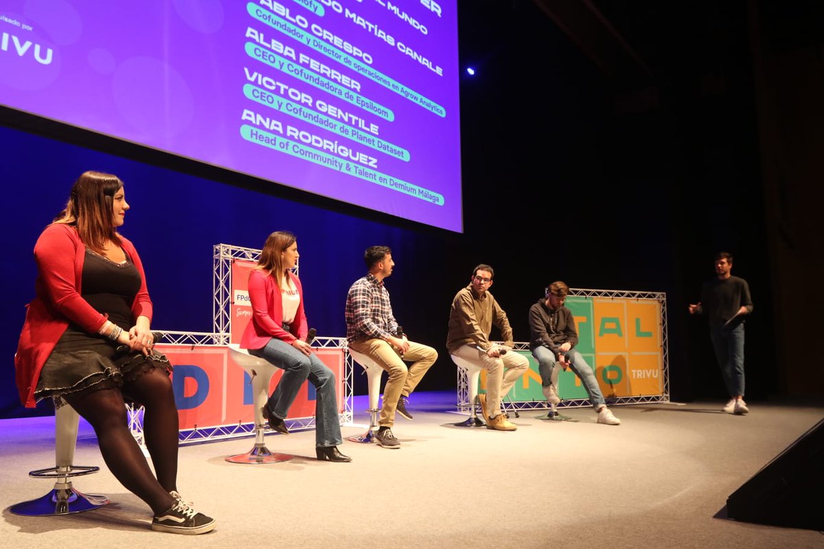 wearetrivu's tweet photo. Talent Session en #TourdelTalento 🚀
Panel de E-Sports, música en directo, charlas sobre emprender en el mundo tecnológico y salud mental. 
Seguimos por y para los jóvenes de Málaga 🙌 https://t.co/8CzENgZDHM