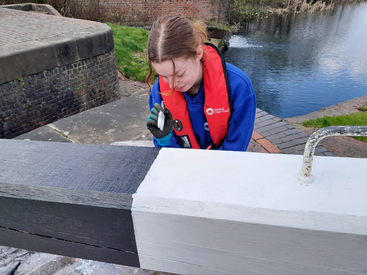 CRTWestMidlands's tweet photo. Our Kickstarters are doing a great job along the canal in #Wolverhampton. They've working with @AaronAtwal2 and team and have been painting lock gates and railings, removing vegetation, working with power tools and learning first aid and water safety. They're a great bunch 😃 https://t.co/9DVPAd3Znk