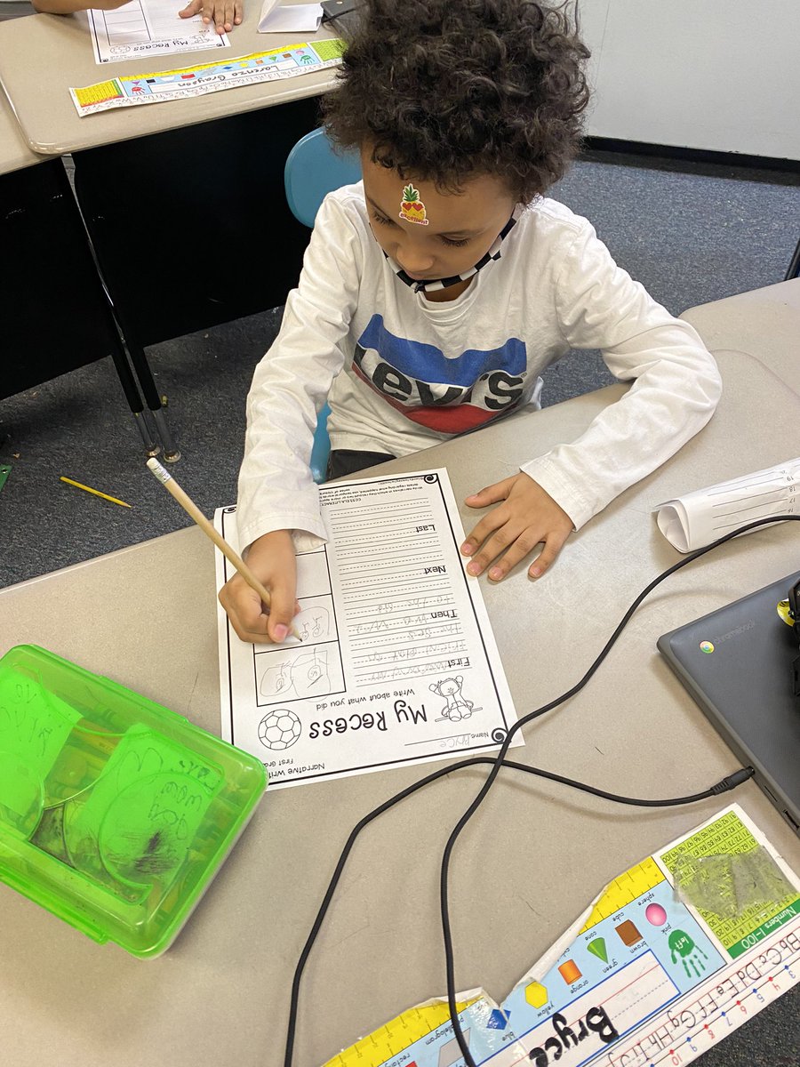 ccs_mrsspacc's tweet photo. My 2nd graders are practicing using transitions and sequencing in their writing. #dragonpride #dragonfamily #parker https://t.co/bnOBIczbdt