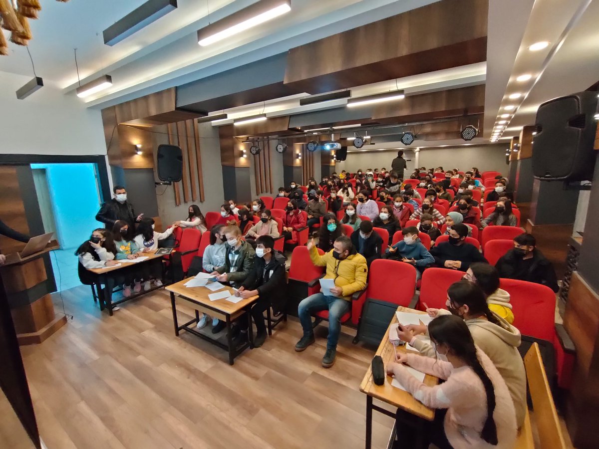 Okulumuzda 8. sınıflara yönelik "Bilgi Yarışması" düzenlendi. Bilgi yarışmasında birinci olan 8/C sınıfını tebrik ediyoruz. 
#BilgiYarışması
<a href="/Diyarbakirmem/">Diyarbakır İl Millî Eğitim Müdürlüğü</a> <a href="/Murat4Kucukali/">Murat Küçükali</a> <a href="/besikci_murat/">Murat BEŞİKCİ</a> <a href="/YenisehirMEM/">Yenişehir İlçe Milli Eğitim Müdürlüğü</a> <a href="/AyatErkan/">erkan ayat</a>