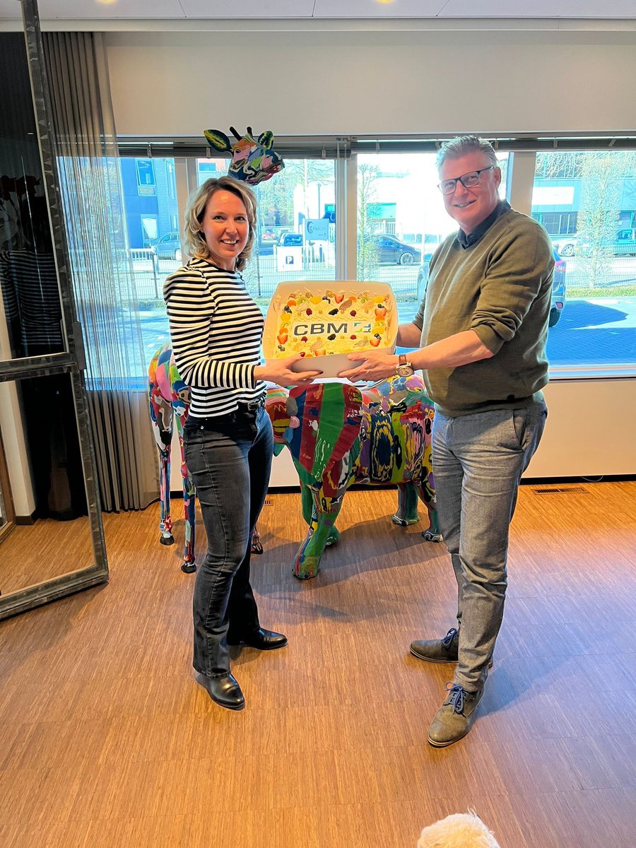 deCBM's tweet photo. Heidy van de Pol van Finitouch Interieurbouw B.V. neemt van Kees Zwetsloot een taart in ontvangst als verlate traktatie voor de nieuwbouw. Het kantoor is prachtig!

#cbm #leden #mooiedingen #taart https://t.co/3deJeE8J0t