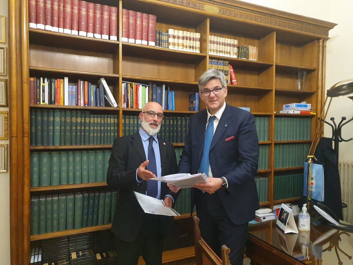 VisRomana's tweet photo. Consegnate al Presidente @avvgalletti le 800 firme raccolte tra gli #Avvocati per la #riapertura delle #Cancellerie: affinché anche il #COA di #Roma sostenga la petizione promossa da #VisRomana sin da dicembre. https://t.co/HclOHtoADg
