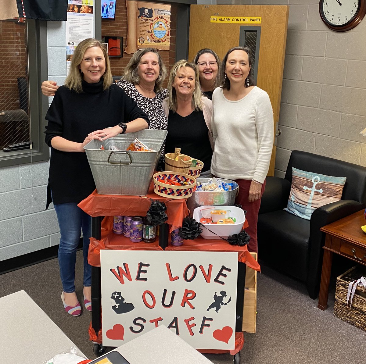 Our <a href="/PickettsMillES/">Pickett's Mill ES 🏴‍☠️⚓️☠️🦜</a> Staff Appreciation Week surprise today was an amazing snack cart delivered by our @PMES_Parents!  Our staff enjoyed getting so many delicious snacks and drinks thanks to our generous families🏴‍☠️⚓️🏴‍☠️ #BeTheLight #AnchoredInLeadership