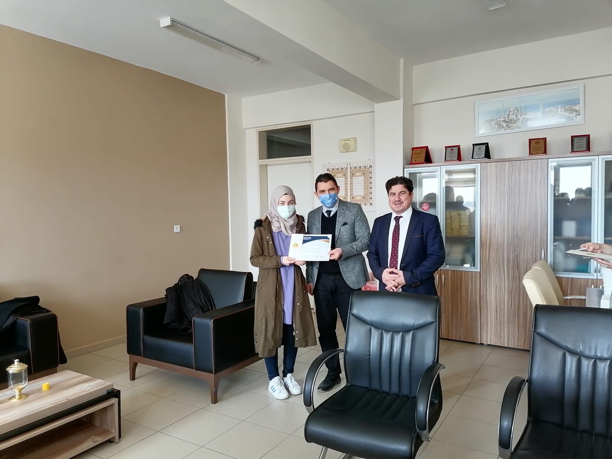 Süleymanpaşa Anadolu İmam Hatip Lisesi #eTwinning projesi sertifika töreni Şube Müdürü Gürcan Ayvaz ve eTwinning İl Koordinatörü Emre Bilgin’in katılımıyla gerçekleştirildi.

Haber için 👉 meb.ai/tqlBNi

<a href="/ersanulusan/">Ersan Ulusan</a> <a href="/eTwinningTKRDG/">eTwinning</a> <a href="/tekirdagmem/">Tekirdağ İl Millî Eğitim Müdürlüğü</a> <a href="/tretwinning/">eTwinning Türkiye</a> <a href="/tcmeb/">Millî Eğitim Bakanlığı</a>