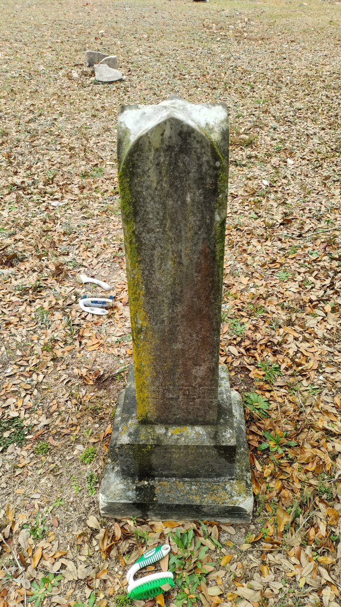 USCAHistoryClub's tweet photo. Left: Before we cleaned this grave marker.
Right: After we cleaned it. Notice the information provided and the patterns in this marker.
@USCAiken @USCAhpsp https://t.co/7IpxWFFU0E