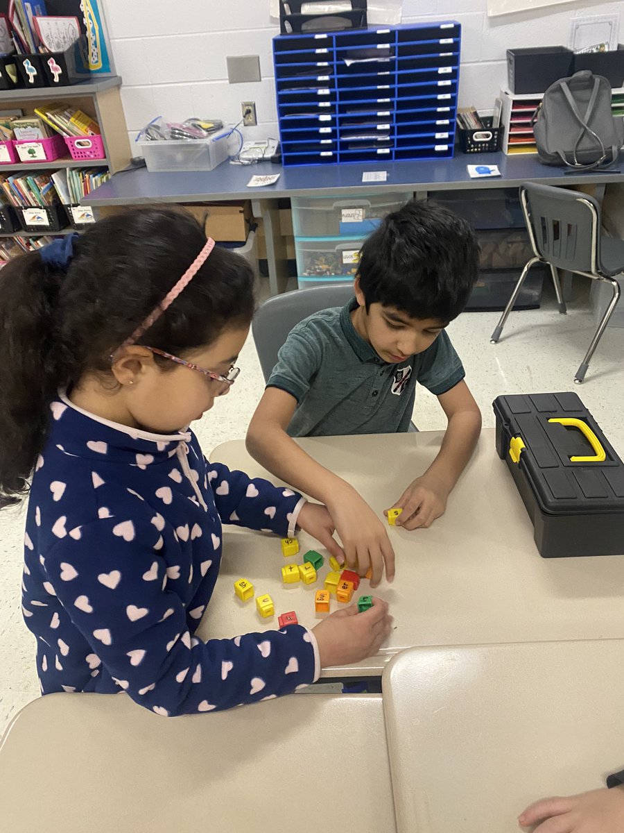 MissStumm's tweet photo. We launched our word builders unit today! 👷‍♂️🧰🛠 @Discovery_elem @HeinemannPub #firstgrade #phonics #unitsofstudy #wordbuilders https://t.co/42ssVYo1LN
