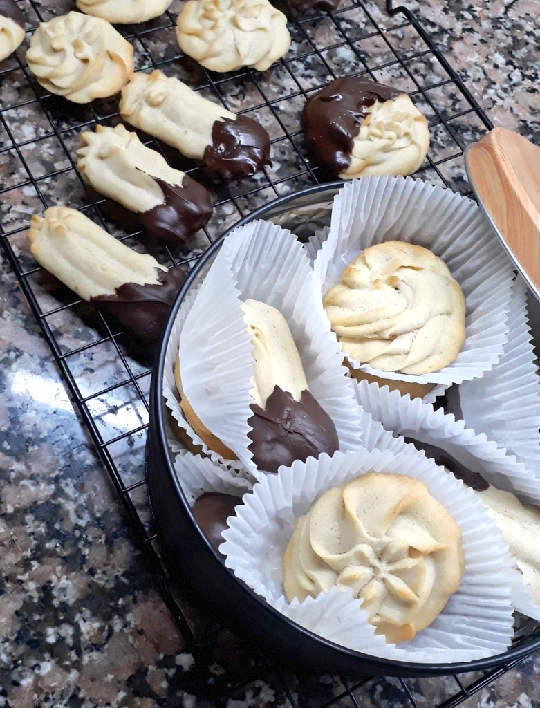 Silnari's tweet photo. Les debía receta nueva hace rato y acá está! MASITAS VIENESAS

Todas mis recetas se caracterizan por tener ingredientes simples y esta no es la excepción.
Son ideales para la vianda dulce del colegio de los chicos y salen entre 20 y 25 unidades.

Si hay receta, hay RT!!!🍪🍫 https://t.co/GPewubjV2i