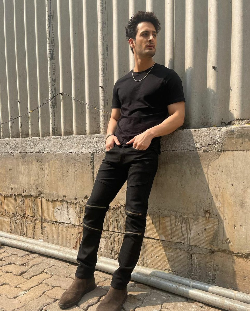 DelhiTimesTweet's tweet photo. .@realumarriaz looks dapper in an all-black ensemble in his latest pictures
#UmarRiaz #UmarArmy #UmarRiazArmy #UmarIsTheBoss #UmarRaiz #BiggBoss #BiggBoss15 https://t.co/muGJu7VDEn