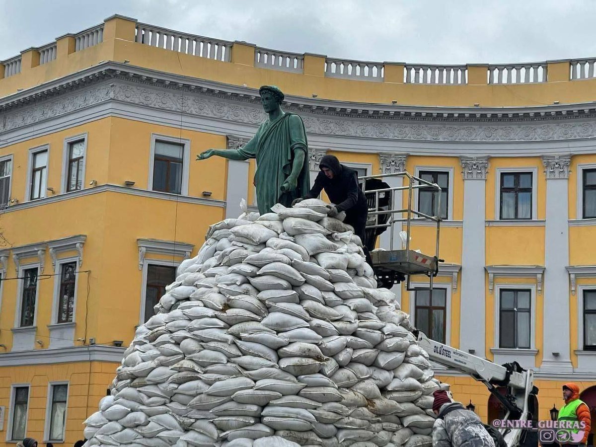 XoseCastro's tweet image. Me sigue emocionando que, en momentos de penuria, además de proteger la vida de las personas, intente salvarse el arte y la cultura. Ucrania, hoy, bombardeada por los invasores rusos.

[continúa]