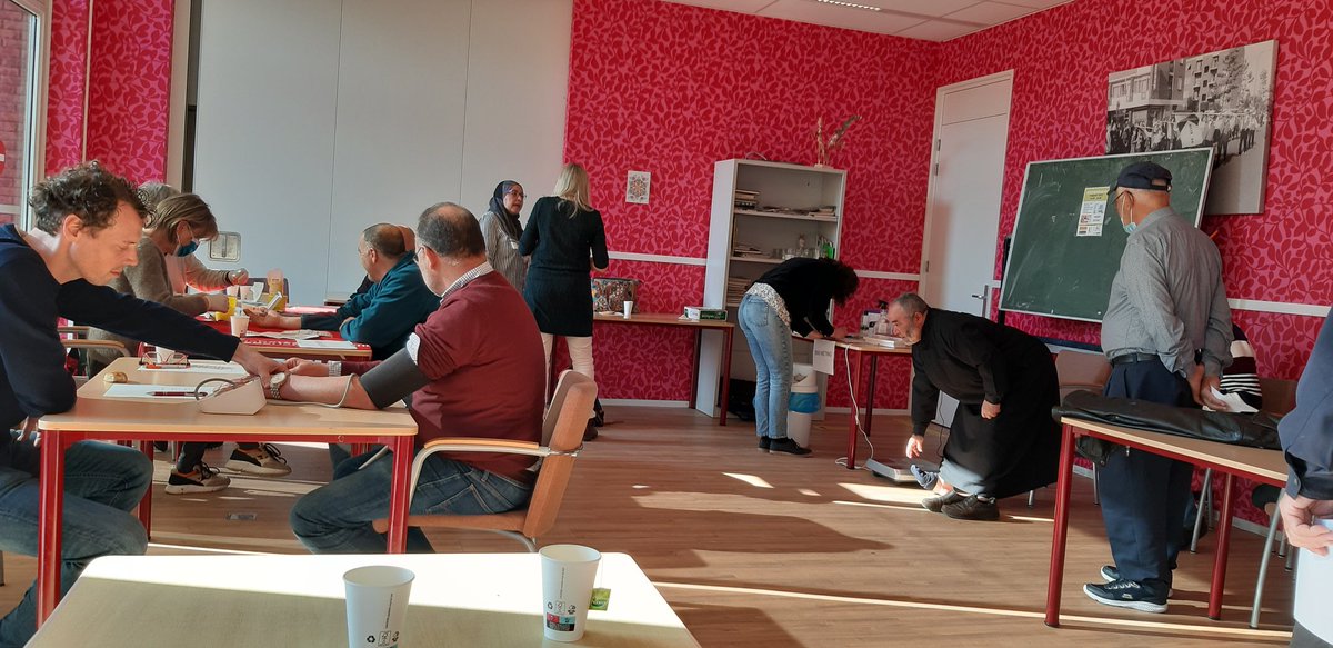 Hasankaplan093's tweet photo. @NetwerkNOOM vanmiddag weer druk bezocht door de migranten ouderen voor de gezondheidscheck, opgevallen dat ouderen overgewicht,  hoge bloeddruk en suiker hebben. Het is zo dankbaar geweest voor de vroegtijdig signalering. https://t.co/WFFLGw7sR8