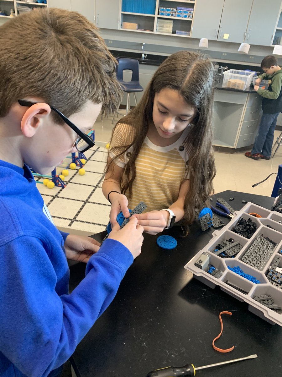 MIS VEX IQ Robotics team asked if they could continue working on their robot during their recess. These kids are determined to do well at the state event! #Proud2bMIS ⁦<a href="/MISPrincipal/">Maxwell Intermediate School Principal</a>⁩ ⁦<a href="/MIS__AP/">Lisa Leliaert</a>⁩ ⁦<a href="/miscougarbots/">miscougarbots</a>⁩